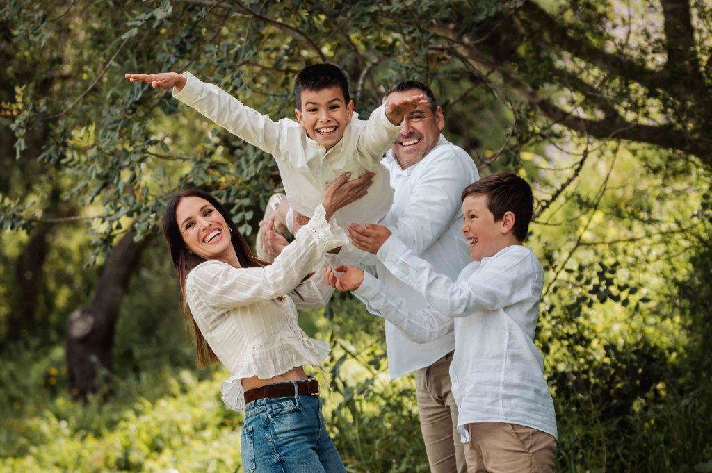 familia con ropa coordinada en sesión de fotos familiar realizada por Patricia Fabra